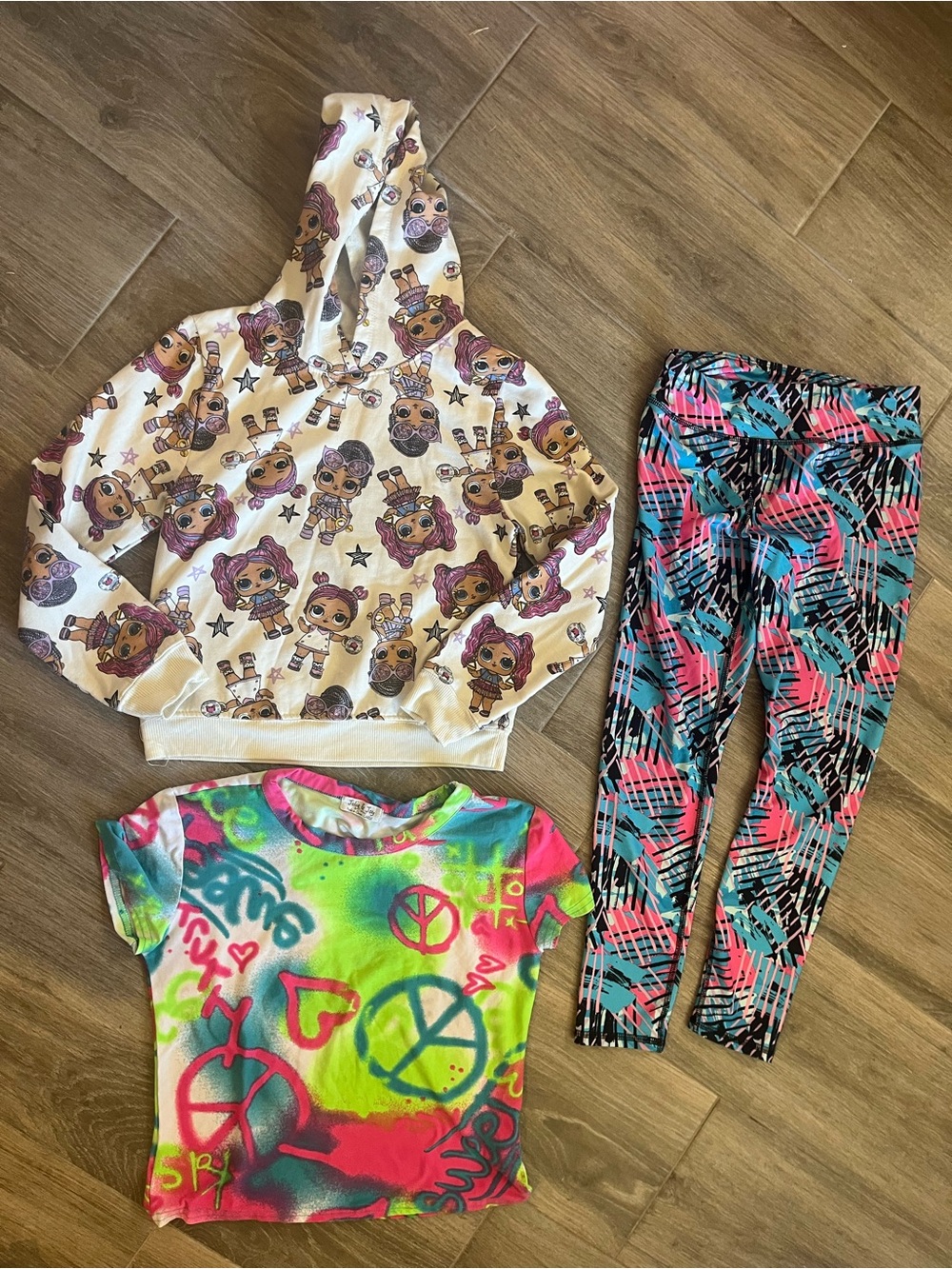 Girls geoprint Leggings, LOL hoodie and neon Peace shirt - Active Everyday